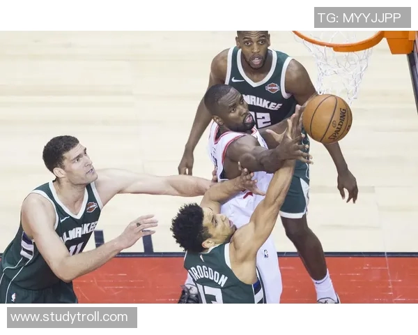 猛龙与雄鹿首节激战回顾球员表现与战术分析全景呈现