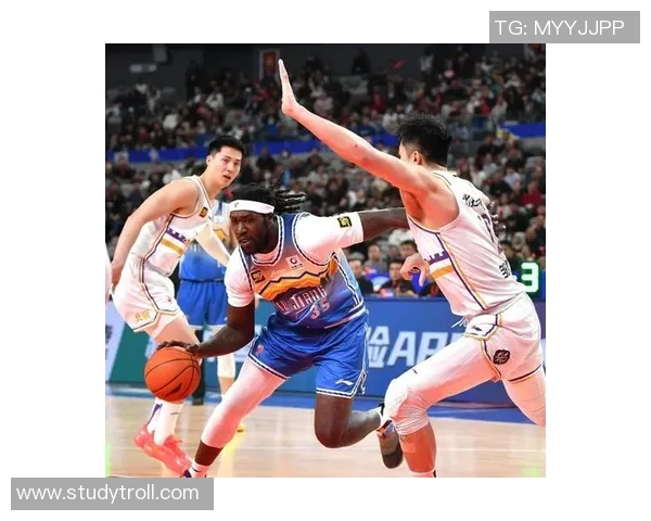 辽宁与新疆第三场复赛激战正酣谁将赢得关键胜利