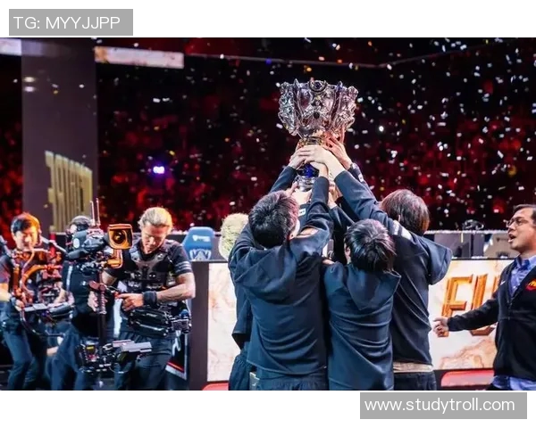 FPX战队转型之路的得与失分析与未来展望