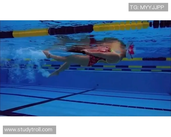 仰泳基本技巧详解与训练方法提升游泳效果的关键要点 仰泳基本技巧详解与训练方法提升游泳效果的关键要点